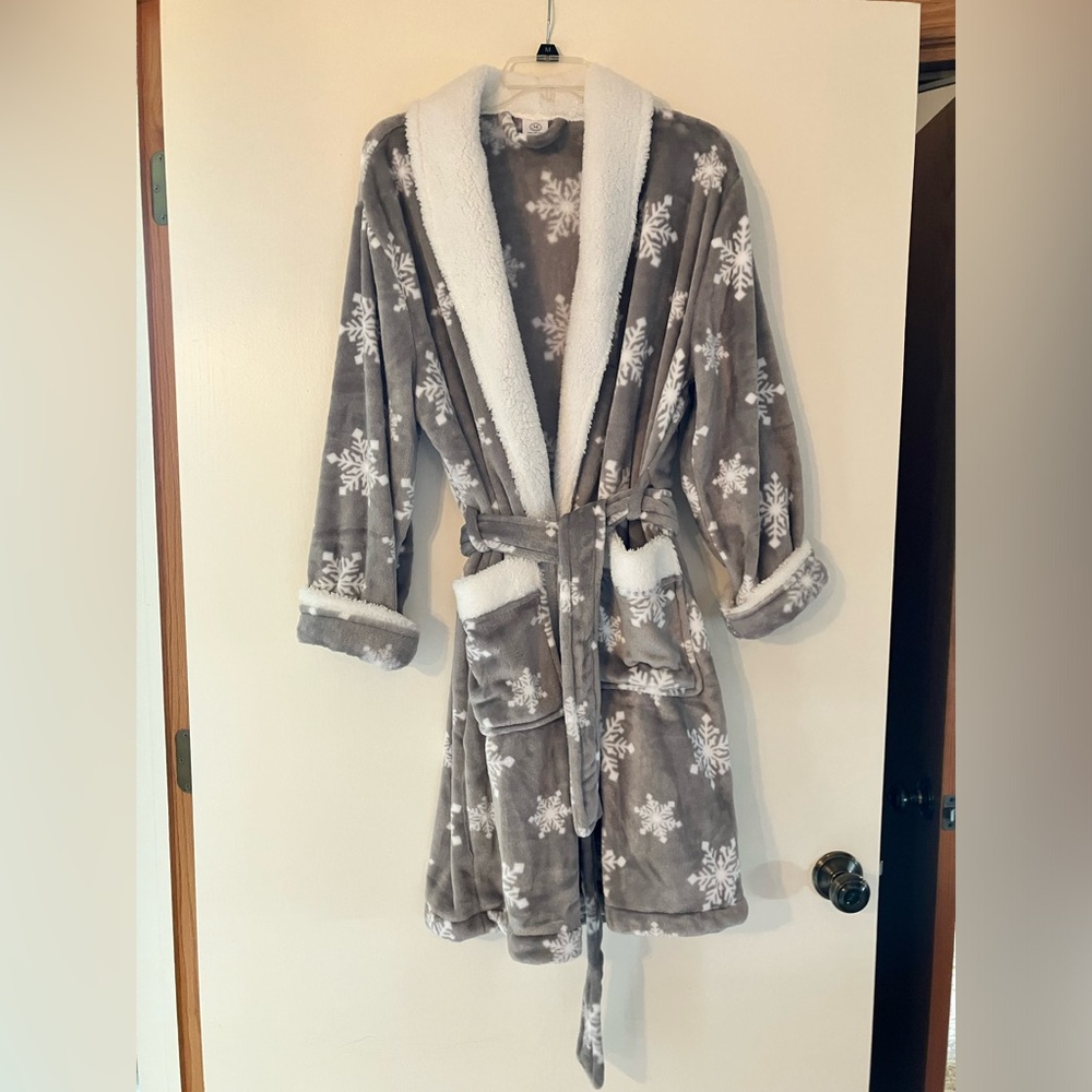Martha Stewart Collection Plush Robe, One Size, gray w/ white snowflakes
